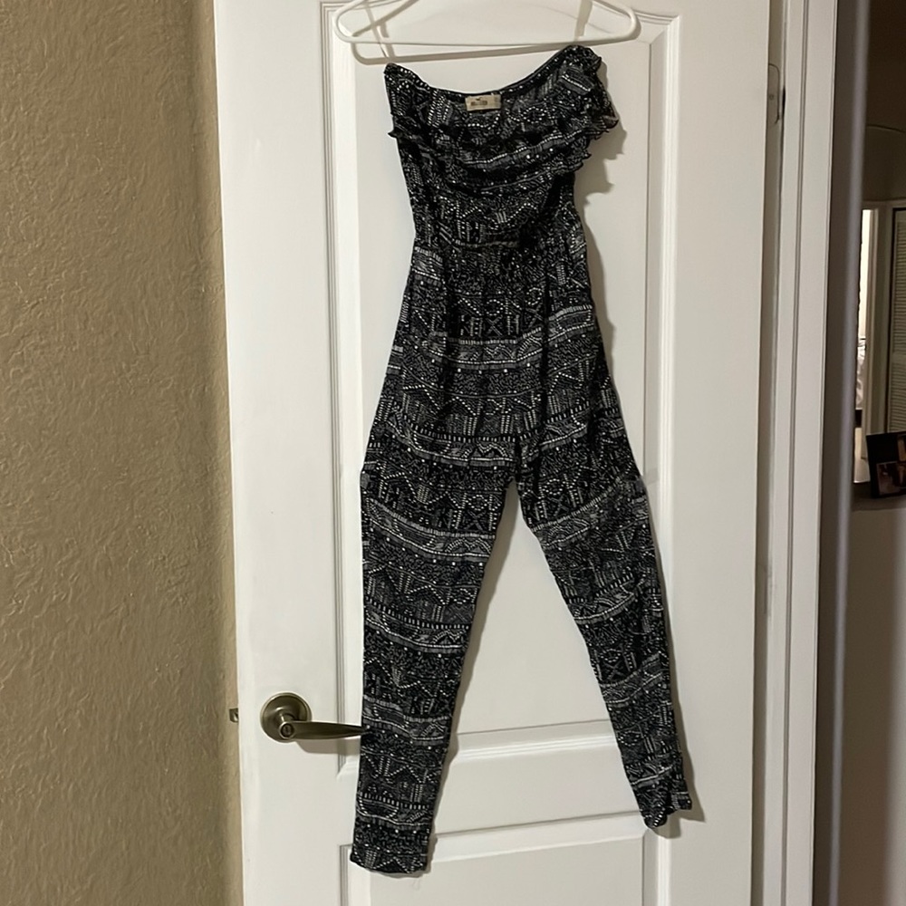 hollister size xs black and white jumper